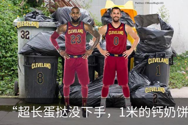 “超长蛋挞没下手，1米的钙奶饼干我真买了！”山东街头，大批人扛着比手臂还长的饼干，网友：这个时候最需要的是一碗热水……